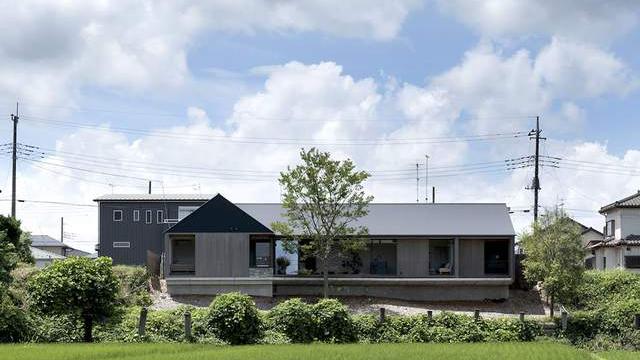 乡间单层朴素的住宅：以田野风光为景，构筑舒适的生活空间