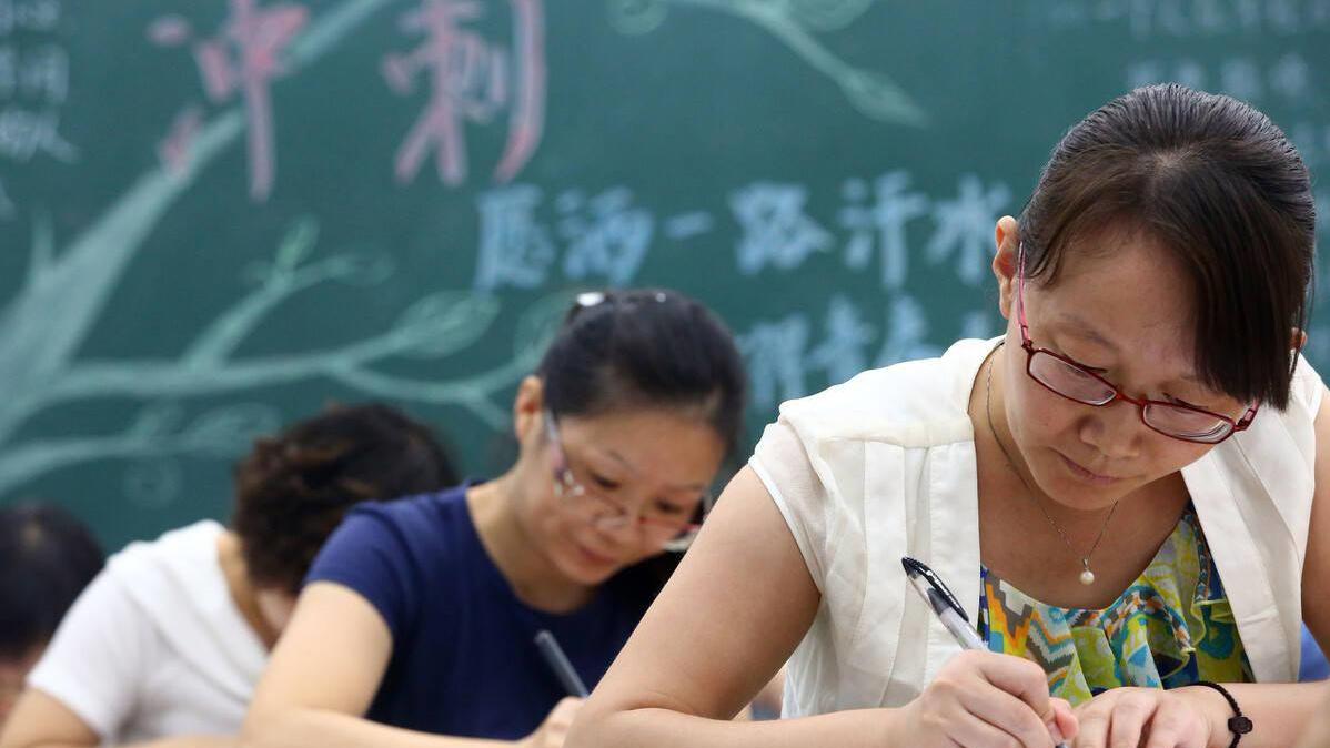 文字思维 明明缺老师，为什么每年学校招聘老师的名额还那么少？