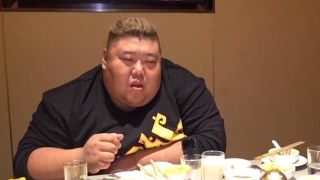 西湖醋鱼|3大知名吃播现状：胖猴仔日常靠呼吸机，浪味仙为生活男扮女装