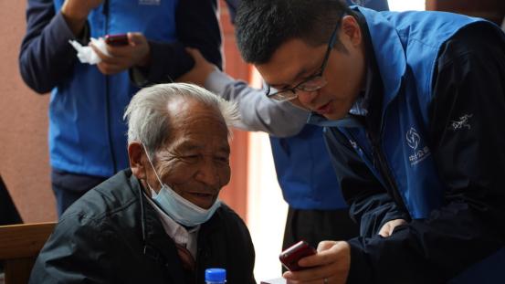 帮助老年人跨越数字鸿沟，中兴不只是捐赠8000余台爱心手机