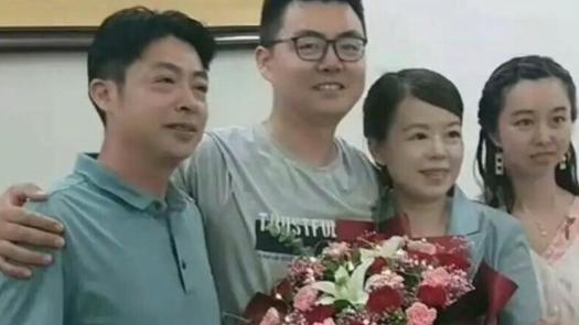 c位|田静郭威婚礼照片曝光，杜妈郭爸站C位，网友：到底谁结婚？