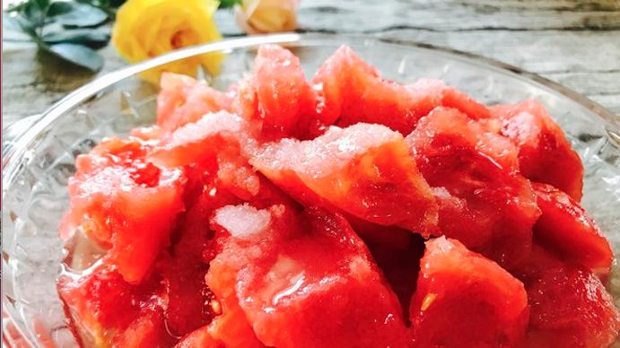 面粉|东北人招待客人的甜点三巨头：抠西瓜、糖拌柿子、水果罐头。