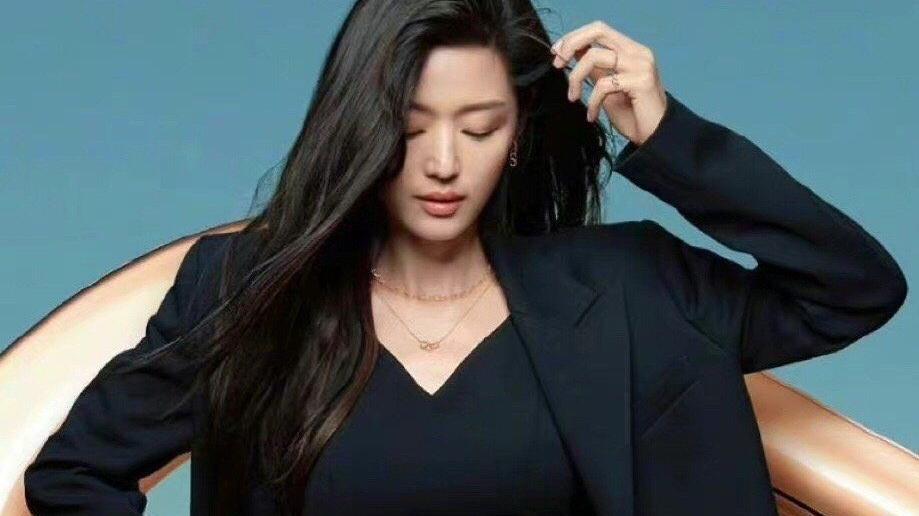 中长发发型 全智贤最新亮相瘦过头颜值惨跌！穿一身黑还秀身材，怼脸拍更顺眼