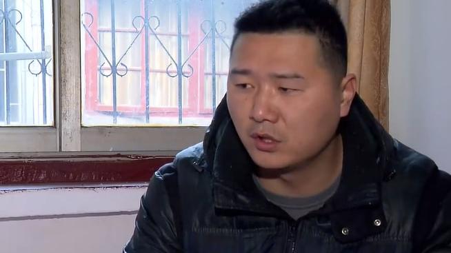 35岁富二代住在父母买的140平婚房，怀疑自己不是亲生，悄悄离家