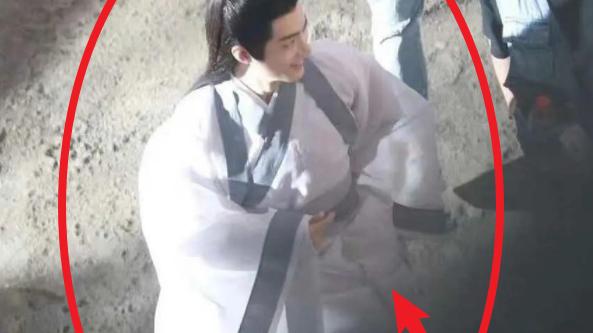 肖战|肖战新剧开机遭围堵，网友却指责造型抄袭朱一龙，评论区却炸裂了