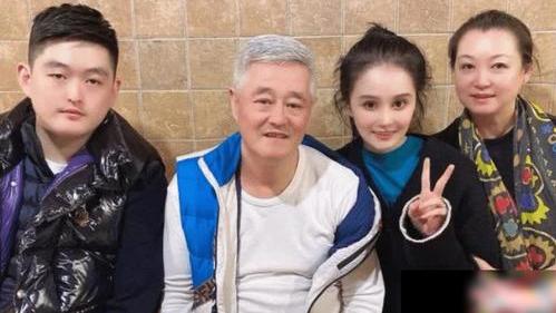 赵本山与妻女直播互动,母子两个人像姐妹,而他苍老到让人不敢认 妻女,母子女儿,眼袋,妻子,家人,留言