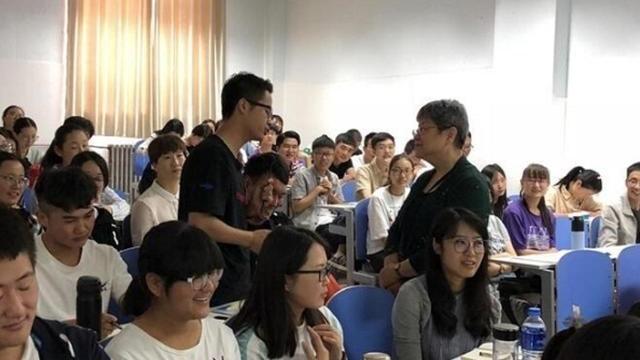 教师|她是重点大学校长，却因“沉迷美容”断送前程，曾是全国优秀教师