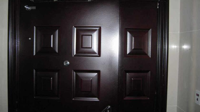 建材商吐真言：开发商装的入户门窗要不要换？太多家庭做错了！