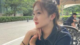 复古|22岁林妙可太显老气！穿牛仔裙竟大翻车，坐200万豪车化妆显贵气