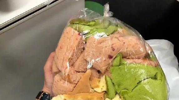精读君|一张蛋糕边角料晒图遭嘲讽：“工作这么多年，还买边角料吃，真丢人”