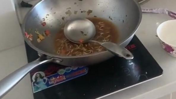 四叶草海之恋|辽宁2对小情侣退房后，屋内狼藉老板无奈：还把床拼成了通铺