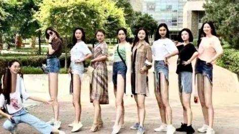 柯以男|大学时期的合影留念，我们都在比腿长，你觉得谁的腿成长一些呢