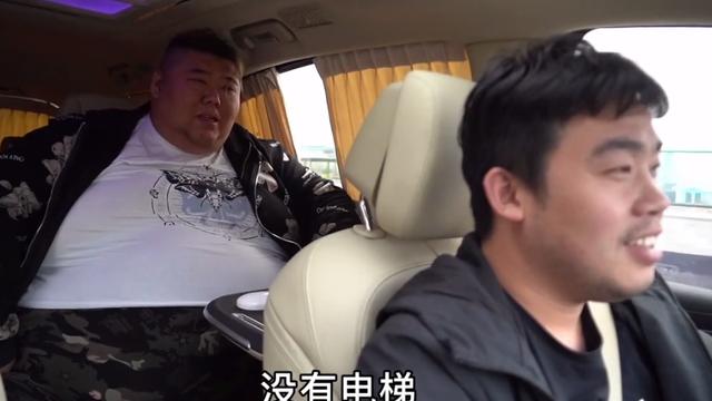 底妆 600斤胖猴仔报名训练营开始减肥，进门第一句话问教练：管饭吗？