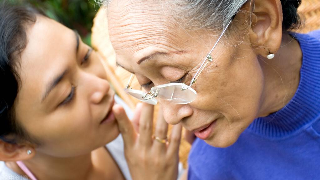 温暖春天|60岁老母亲问女儿要钱给弟弟还房贷，女儿：我做不到