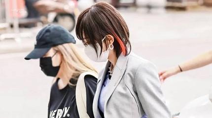 米饭|娜扎挑染短发变酷女孩，穿西装不忘秀蚂蚁腰，裤子也要划破穿