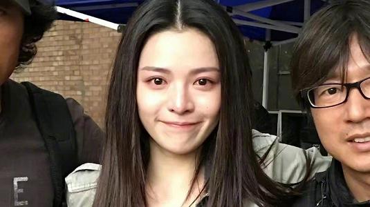 穿衣搭配 钟楚曦扎“蟋蟀头”出门，贴头皮发型，没几个人能驾驭轻易别尝试