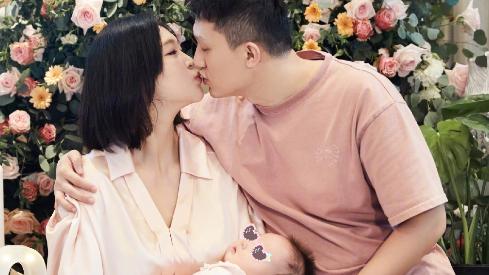 邓伦|惠若琪晒全家福为女儿庆百天，怀抱女儿与老公甜蜜亲吻，好幸福