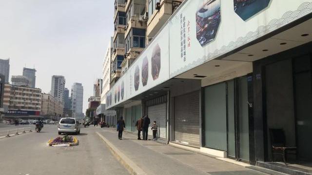 从不改名的小蘑菇|二胎妈妈无人照料，丈夫却陌生女人在逛街，妻子：有视频都不承认
