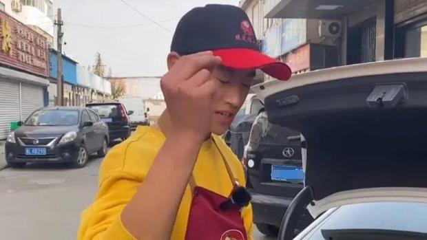 汉堡|山东00后小伙在10平小店卖小吃，一个月后喜提奥迪，配方大方公开