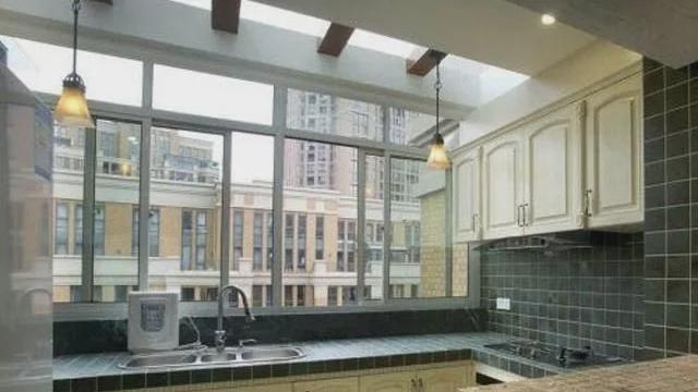 楼上竟把阳台装成厨房，找上门居然还说关我屁事，这人是不是傻？