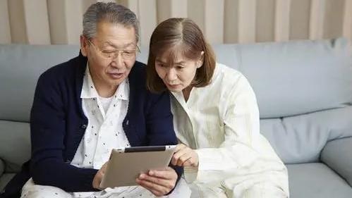 倪密心理学|46岁保姆多次向65岁老人示好，雇主：加薪可以，别想当女主人