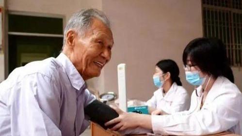 静静聊澸情|养老金越涨差距越大，有人建议高于5000的不能再涨，是否可行？