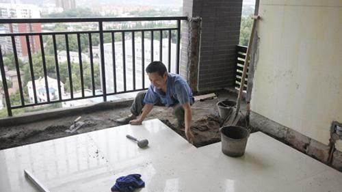 装修工如果这样给瓷砖泡水，就是不合格，立马让他走人！