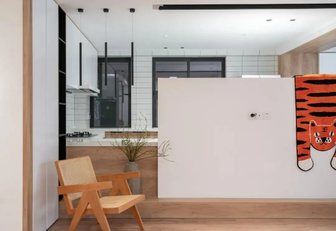 125平原木简约风，地台式客厅沙发舒适大气，L型玄关柜效果满分！