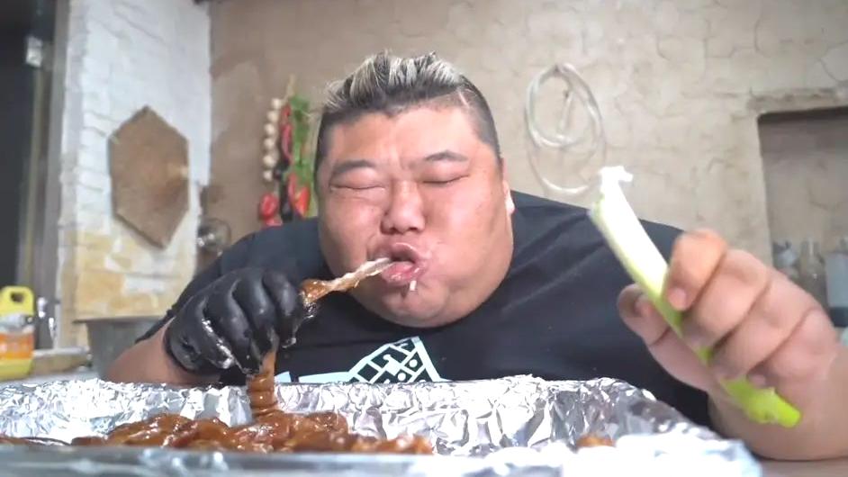 土豆泥 第二个“泡泡龙”，600斤吃货主播被曝停更内幕：再吃就没命了！?