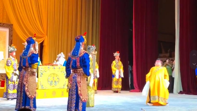 郭德纲|郭德纲京剧名场面：舞台后摔引担忧，台下观众阵阵惊呼