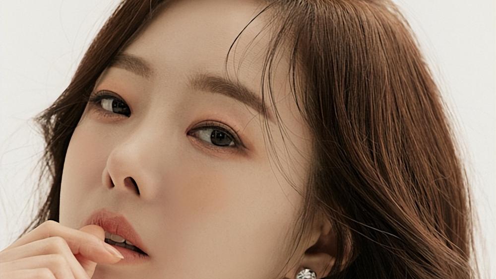 金泰希|[采访] 演员金泰希最新画报公开 优雅干练显多彩魅力