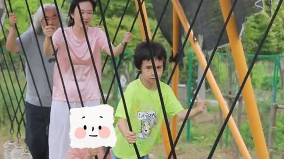 张纪中|张纪中举办家庭运动会！混血儿子颜值高，小31岁妻子疑怀第三胎