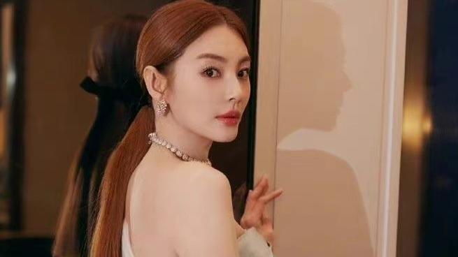 张雨绮|张雨绮又美又霸气，一袭蓝灰色礼服亮相，白纱披肩雍容华贵