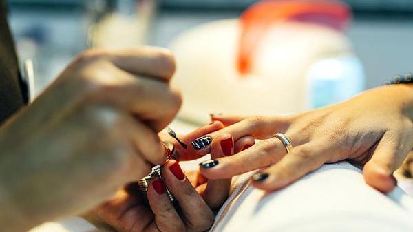 疾病 指甲出现的“竖纹”是什么？指甲常出现以下几个问题，建议看看