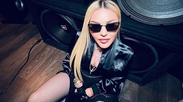 麦当娜|63岁麦当娜穿渔网装，搂变性人合影显脸小，录音棚里玩性感