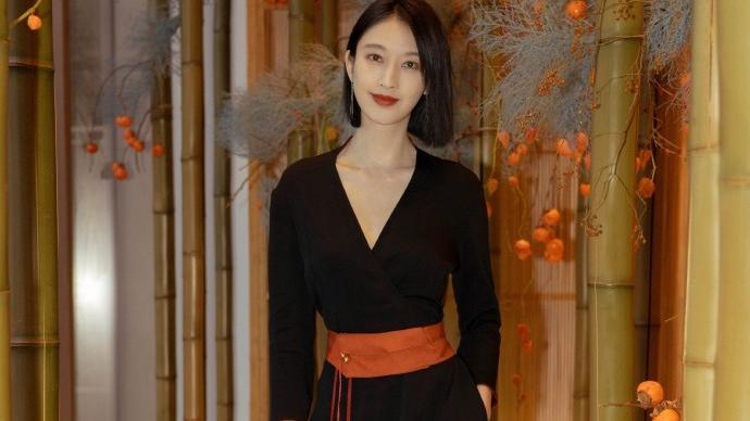 张俪|陈若轩张俪疑似恋情曝光？这互动又戳酒窝又撩下巴的还有点甜