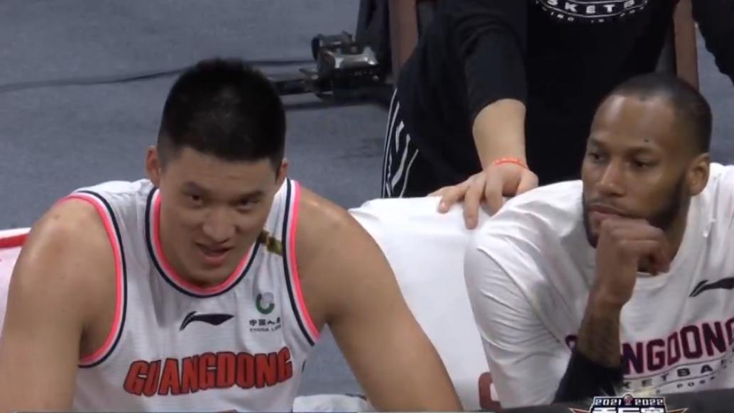 广东男篮|不到1分钟3次犯规！杜锋站起来批评2人，广东男篮被打了一波13-3