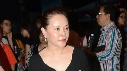 孙俪|孙俪妈妈真会穿，大红毛衣配粉围巾洋气减龄，60岁脸部紧致无赘肉