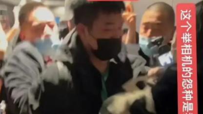 宋亚轩|宋亚轩被迫与私生亲密接触，对方被助理推开后，还打算继续跟车