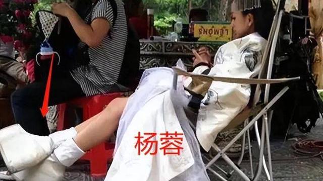 赵露思|当红小花新戏穿帮，无意中暴露“内增高”，20厘米鞋底像打了石膏