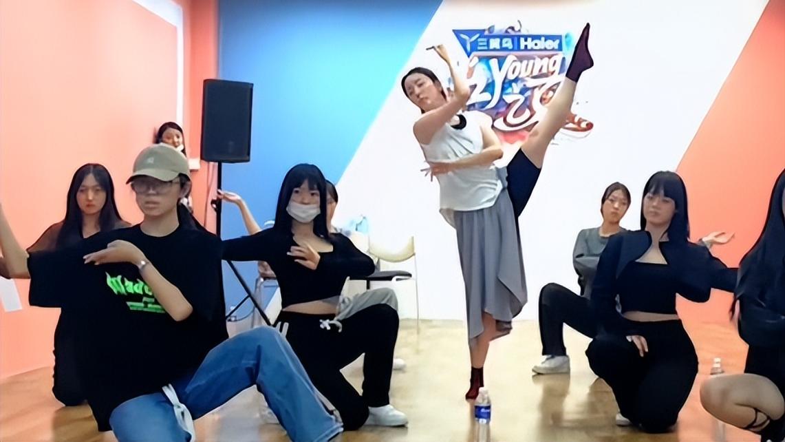 央视|李思思公开央视后台照片！化妆台凌乱接地气，夜半加班打工人真实