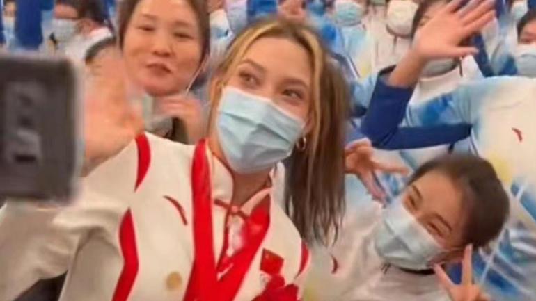 谷爱凌|谷爱凌参加表彰大会成人气王！穿颁奖服戴大红花一脸喜气，超可爱