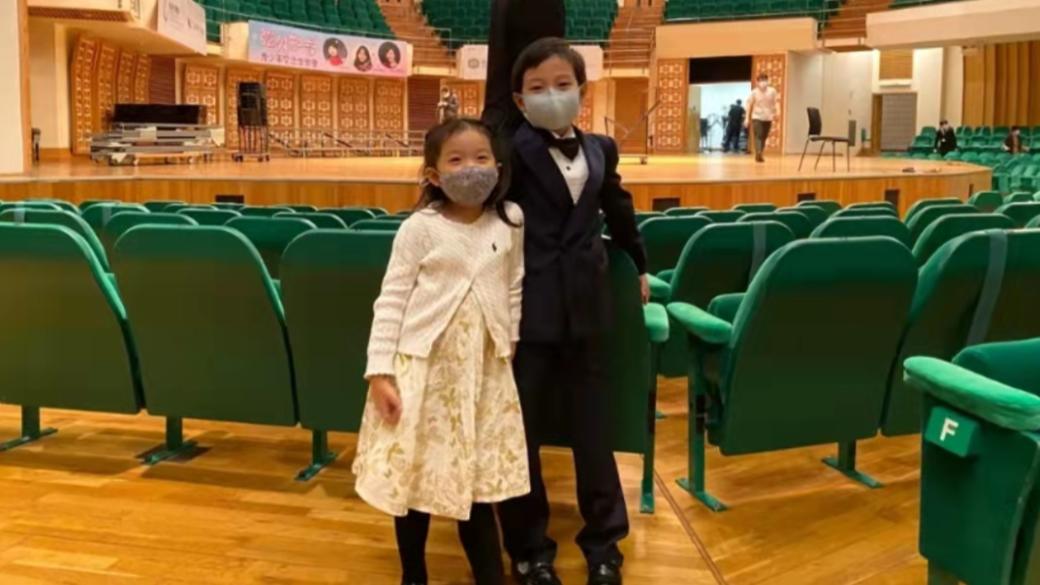 高圆圆|9岁霍中曦真有担当，把小4岁妹妹抱在腿上，霍启刚却在一旁看手机