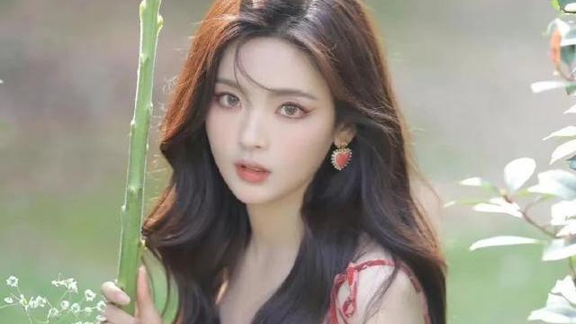 杨超越|杨超越夏日花丛写真超美艳！雪肤玉貌太性感撩人