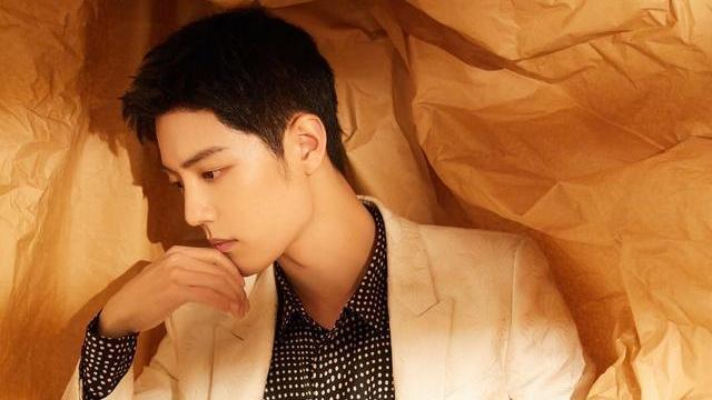 制服|肖战凭借新剧杀青登上《芭莎男士》，和大佬围桌而坐，一起期待