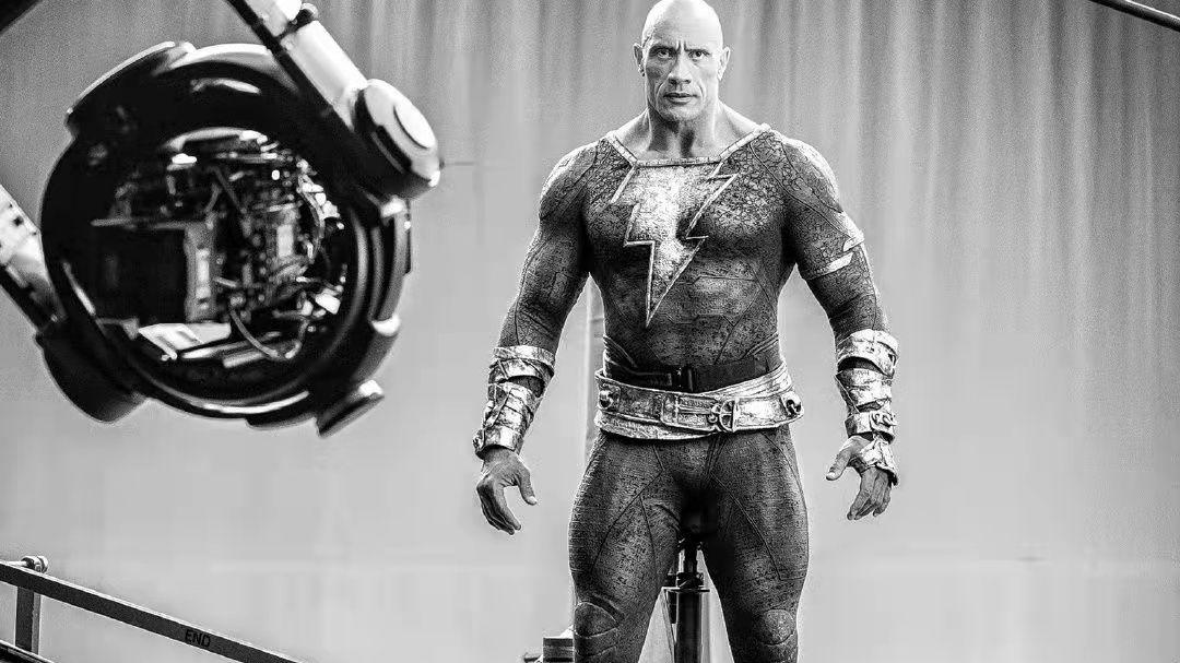 道恩·强森|巨石强森的肌肉太强悍！双臂力量感爆棚，网友：感觉能把衣服撑破