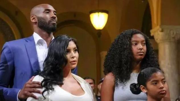 金·卡戴珊|瓦妮莎与女儿拍视频！侧颜样子好迷人，眼睛有光，40岁依然很美