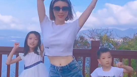 金巧巧 金巧巧带一对儿女跳热舞！动作幅度太大露小蛮腰，腹部无一丝赘肉