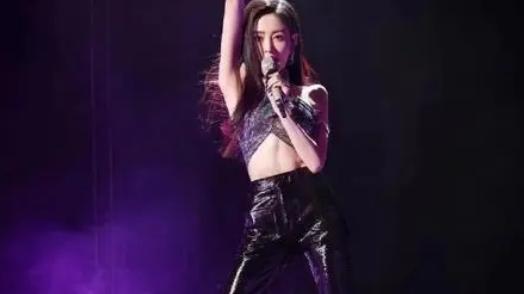 金巧巧|46岁金巧巧带儿女热舞！动作太大露出小蛮腰，双腿超细骨头突出