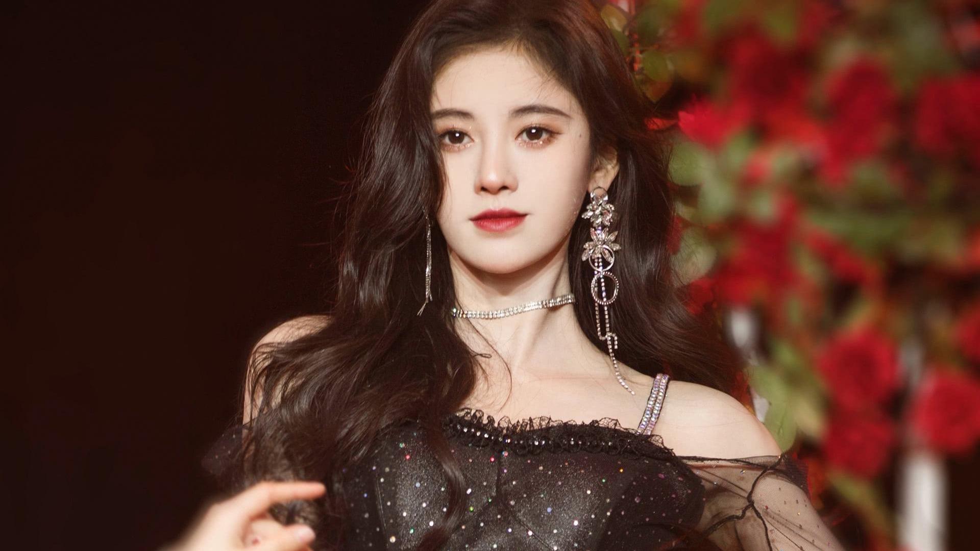 鞠婧祎|鞠婧祎资源跟不上她的流量，团队没能力是一点，自身局限性是关键